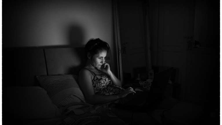 Όσο αυξάνεται η αϋπνία, μειώνεται η συμμετοχή στις εκλογές