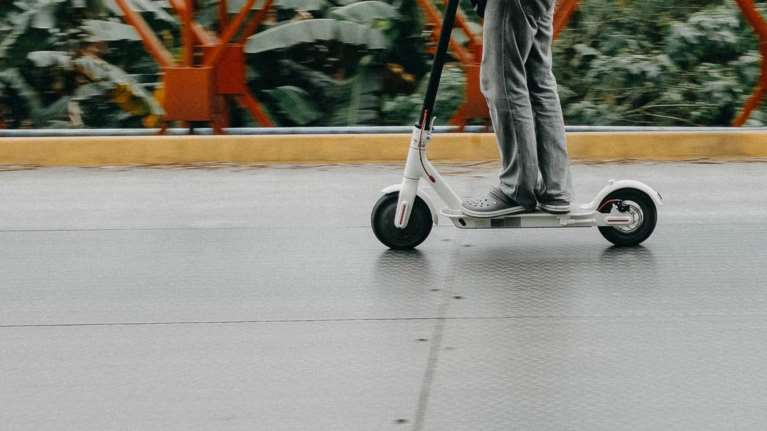 Στη Θεσσαλονίκη το πρώτο επίσημο τροχαίο με...ηλεκτρικό πατίνι