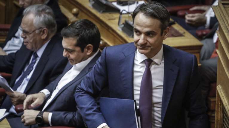 Kόντρα Τσίπρα - Μητσοτάκη στο Twitter για την «ολιγαρκή αφθονία»