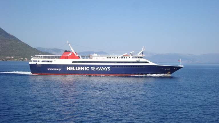 Πλέει με μία μηχανή το πλοίο Άρτεμις με 22 επιβάτες