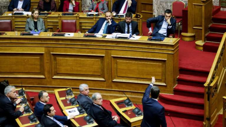 Δύσκολες ισορροπίες στα κόμματα πίσω από τους υψηλούς τόνους