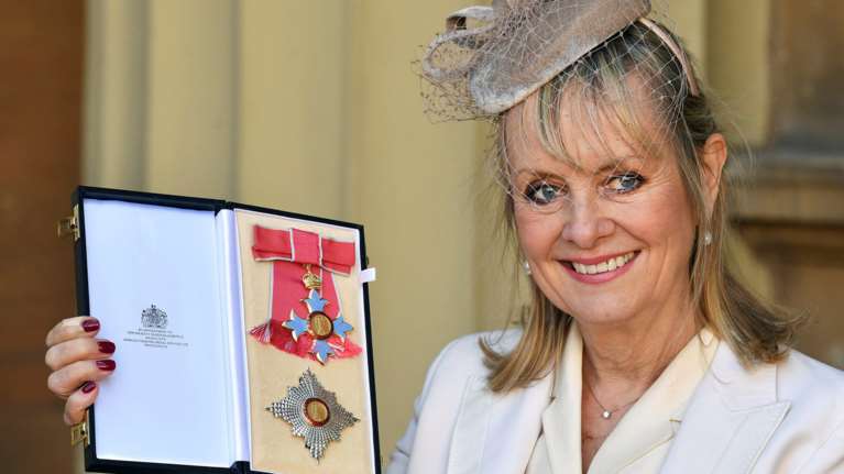 Η Tουίγκι, το θρυλικό μοντέλο των sixties έγινε Dame στα 69 της