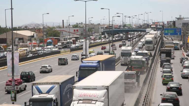 Κηφισός: Φωτιά σε φορτηγό - Κυκλοφοριακό χάος και ουρές χιλιομέτρων