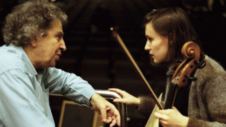 Ταξιδεύοντας με το Μίκη Θεοδωράκη σε μια ταινία μεγάλου μήκους