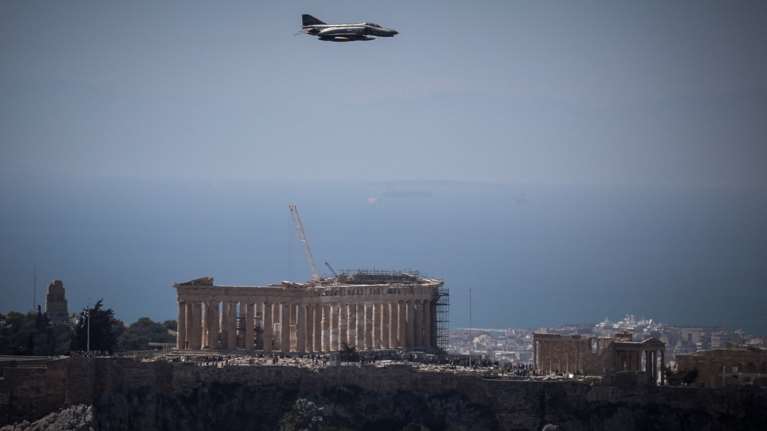 Πτήση μαχητικών πάνω από την Αθήνα ενόψει της παρέλασης της 25ης Μαρτίου