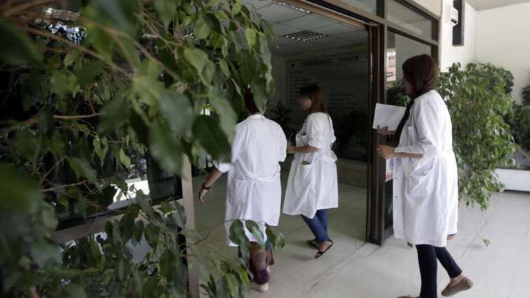 Αναδρομικά για γιατρούς του ΕΣΥ - "Μπαράζ" δικαστικών αποφάσεων