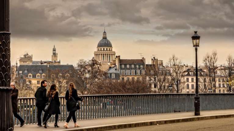 Παρίσι, Χονγκ Κονγκ, Σιγκαπούρη οι ακριβότερες πόλεις για να ζει κανείς