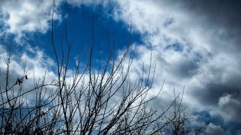 Μικρή επιδείνωση του καιρού με συννεφιά και τοπικές βροχές