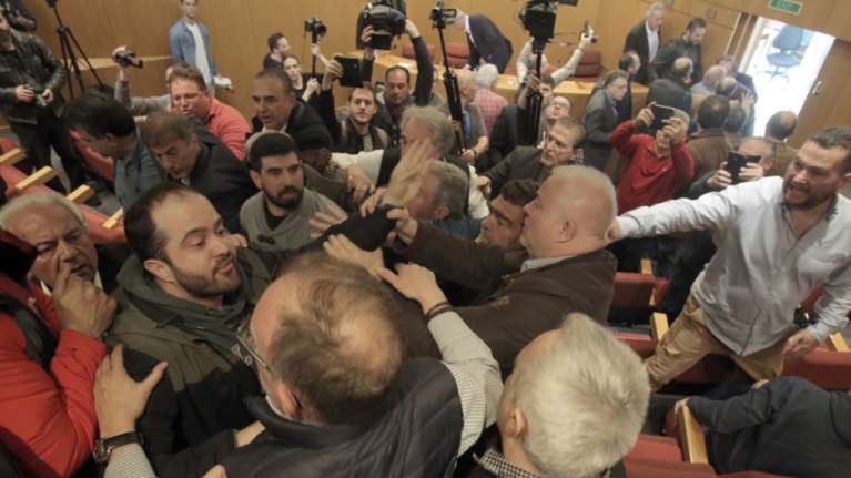 Νέα ένταση και βρισιές στη ΓΣΕΕ - Πιάστηκαν στα χέρια