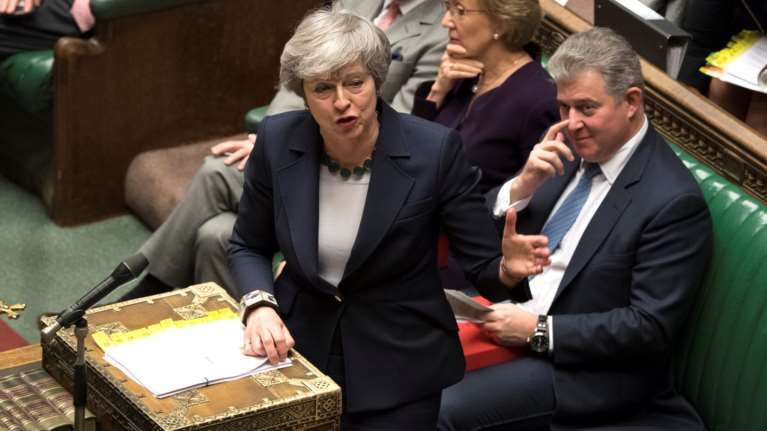 Τρίμηνη παράταση του Brexit ζήτησε η Τερέζα Μέι