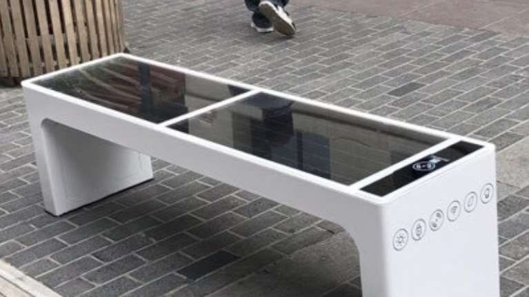 Τα «έξυπνα» παγκάκια στο Ηράκλειο της Κρήτης