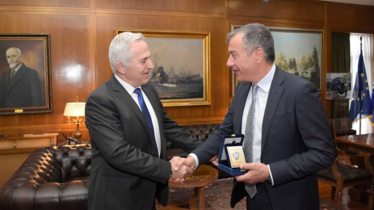 Συνάντηση Αποστολάκη - Θεοδωράκη στο υπουργείο Άμυνας