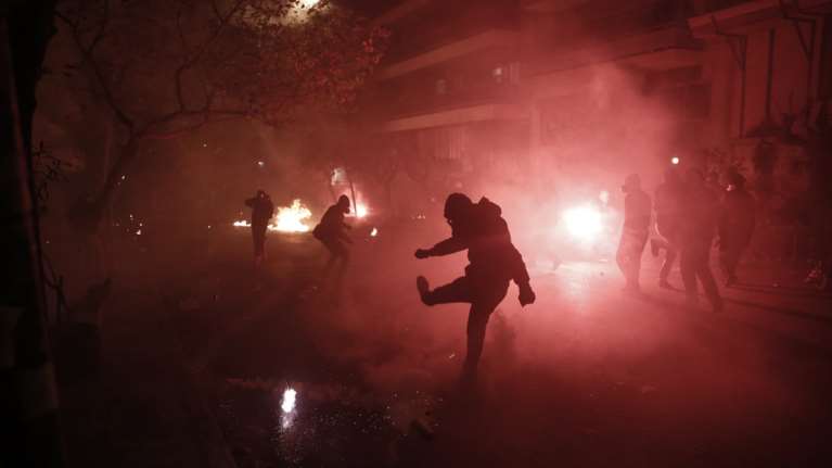 Επίθεση με μολότοφ σε αστυνομικούς στη Πατησίων