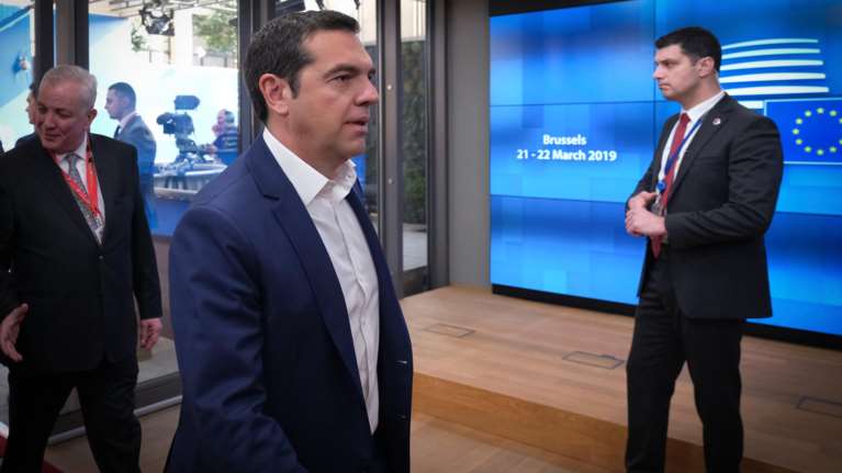 Στα πρόθυρα της κατάρρευσης τα «γεφύρια» του Τσίπρα