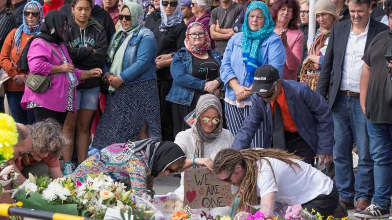 Οι Νεοζηλανδοί παραδίδουν τα όπλα τους