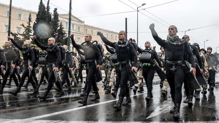 Τι απαντά το Λιμενικό για την απαγόρευση συνθημάτων στην παρέλαση