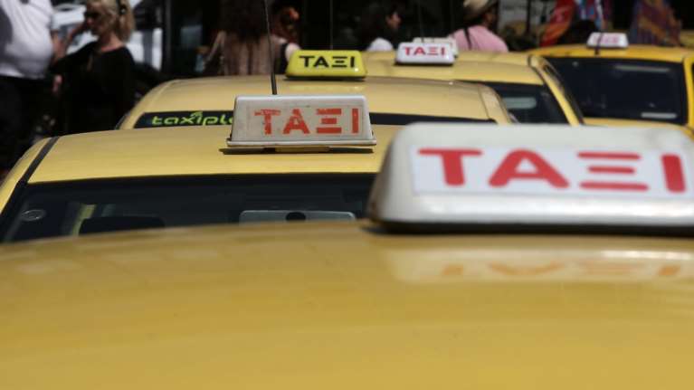 Μαζικές συλλήψεις οδηγών ταξί για πειραγμένες ταμειακές