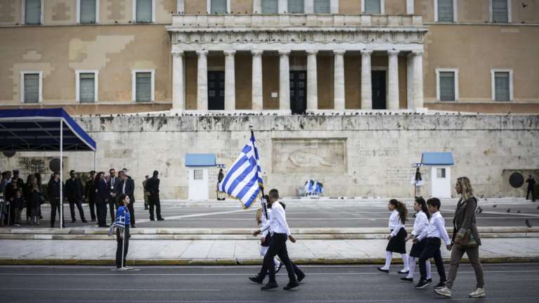 Μαθητική παρέλαση την Κυριακή: Ποιοι δρόμοι κλείνουν-Τα μέτρα της Τροχαίας