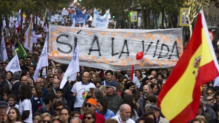Χιλιάδες Ισπανοί διαδηλώνουν στη Μαδρίτη κατά των αμβλώσεων