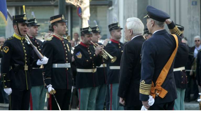 Άγνωστος επιχείρησε να επιτεθεί στον Παυλόπουλο έξω από την Μητρόπολη [vid]