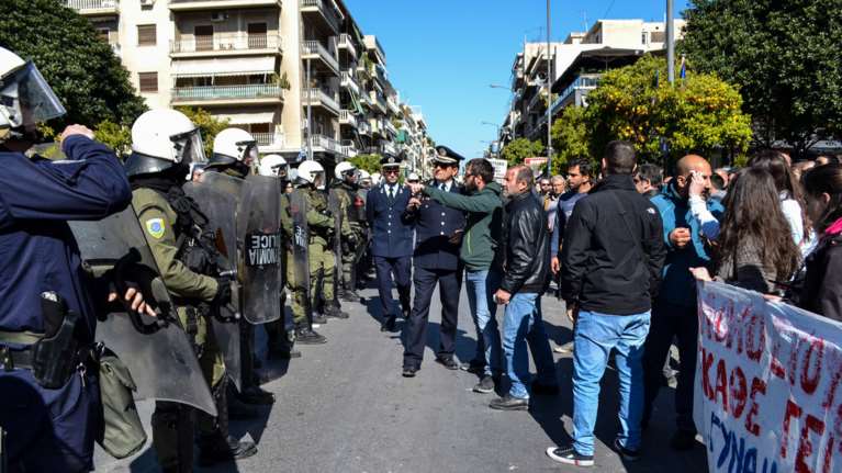 Επεισόδια και προσαγωγές στην παρέλαση στην Καλλιθέα