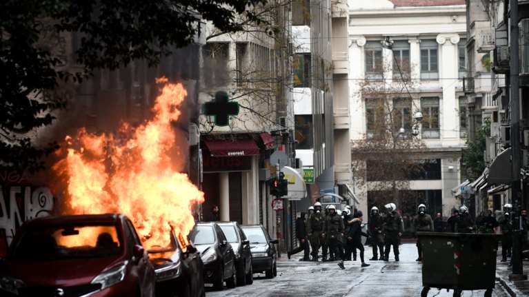 Ενταση στα Εξάρχεια:Κουκουλοφόροι με μολότοφ κατά αστυνομικών
