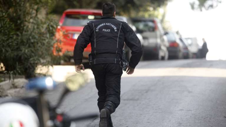 Πτώση άνδρα από τον τρίτο όροφο στα Νότια Προάστια: Τι λέει η σύντροφος του