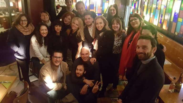 Η Πάμελα Αντερσον με τον Βαρουφάκη για την Ευρωπαϊκή Ανοιξη