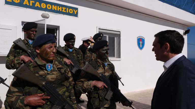 Ελιγμούς σε πολύ χαμηλό ύψος από το πρωθυπουργικό Σινούκ λόγω παρενόχλησης