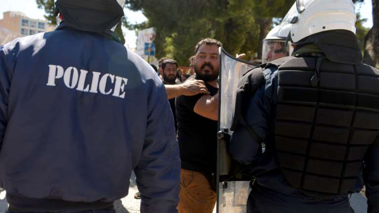 Δολοφονία Ρομά: Συμπλοκές έξω από τα δικαστήρια της Κορίνθου