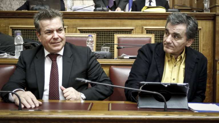 Μαξίμου και Τσακαλώτος &quot;αδειάζουν&quot; Πετρόπουλο για δώρο Πάσχα