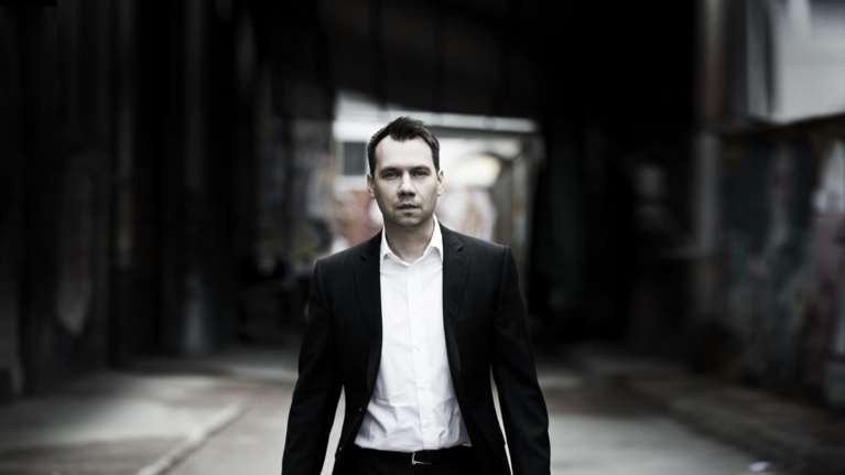 S. Fitzek: «Τα θρίλερ λειτουργούν ως βαλβίδα εκτόνωσης για τους φόβους μας»