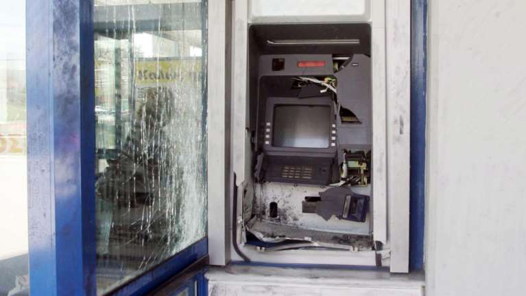 Ανατίναξαν ΑΤΜ στην Παιανία αλλά δεν πήραν τα χρήματα