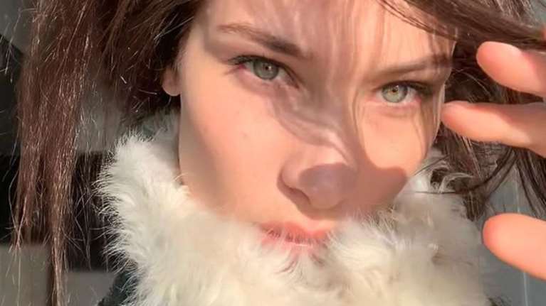 Η Μπέλα Χαντίντ στο εξώφυλο της Vogue ως σύγχρονη Όντρεϊ Χέπμπορν