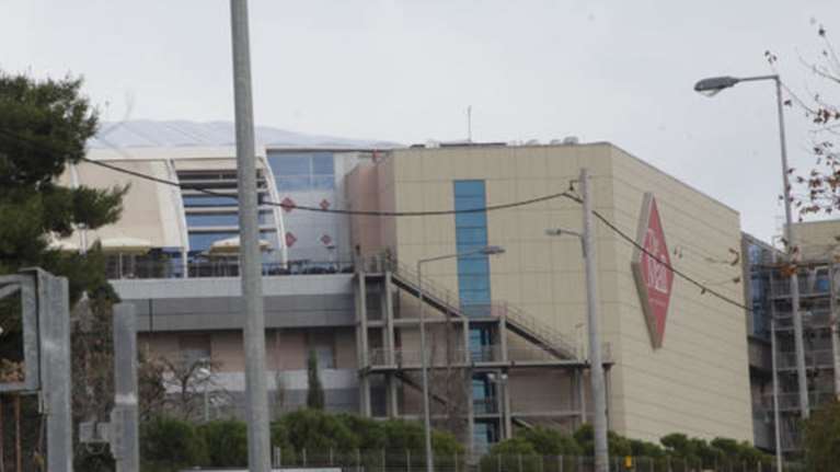 Αυτοκτονία στο Mall: Μιλούσε στο τηλέφωνο η γυναίκα πριν πέσει στο κενό