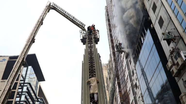 Πυρκαγιά σε κτίριο 19 ορόφων στη Ντάκα - επιχείρηση για εγκλωβισμένους