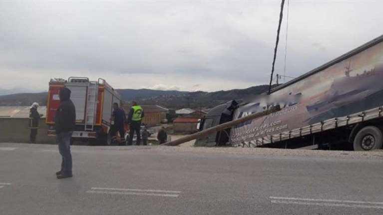 Οι ισχυροί άνεμοι παρέσυραν νταλίκα στα Γιάννενα
