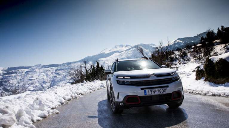 Στον Παρνασσό έχει ακόμα χιόνι και το Citroen C5 Aircrοss ανέβηκε να το δει