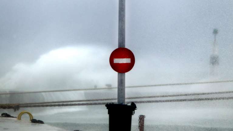 Απαγορευτικό απόπλου ως τις 18:00 από τον Πειραιά