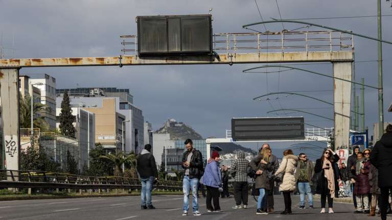 Εκτροπή οχημάτων στην άνοδο της Συγγρού λόγω αστάθειας πινακίδας