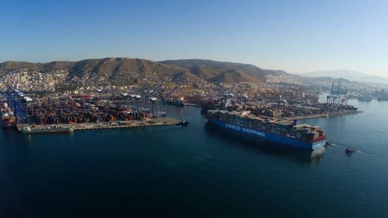 Handelsblatt: Το λιμάνι του Πειραιά φέτος θα ξεπεράσει τη Βαλένθια
