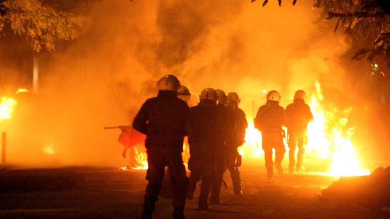 Επίθεση με μολότοφ σε άνδρες των ΜΑΤ στα Εξάρχεια- δύο συλλήψεις