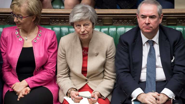 Times: Ενα βήμα πριν από την κατάρρευση η κυβέρνηση Μέι