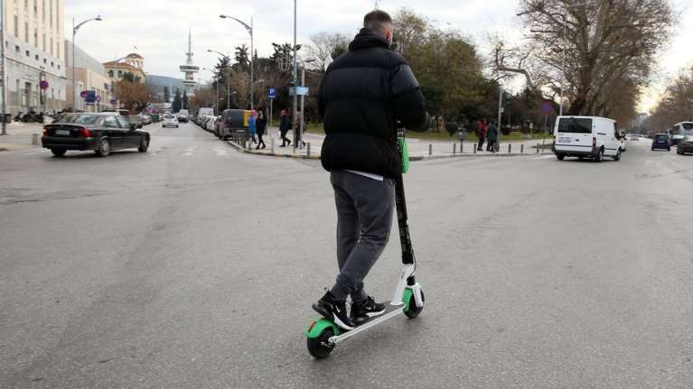 Εισαγγελική έρευνα για τα ηλεκτρικά πατίνια στη Θεσσαλονίκη