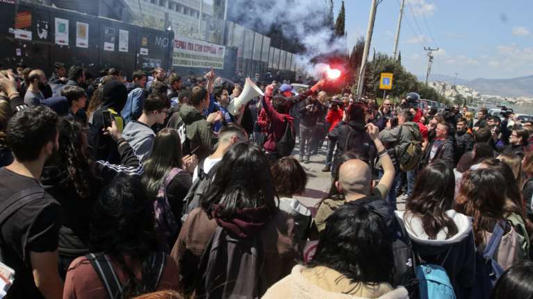 Ένταση στη συγκέντρωση των μαθητών στο υπουργείο Παιδείας