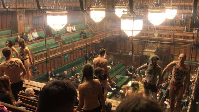 Αναστάτωση στο Βρετανικό Κοινοβούλιο από ημίγυμνους διαδηλωτές-Εικόνες