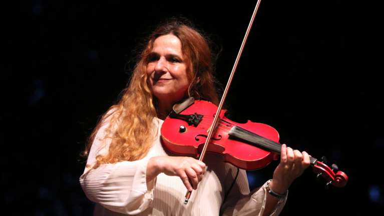 H Ευανθία Ρεμπούτσικα στο TheTOC: Οι ιστορίες και οι μουσικές μας λυτρώνουν