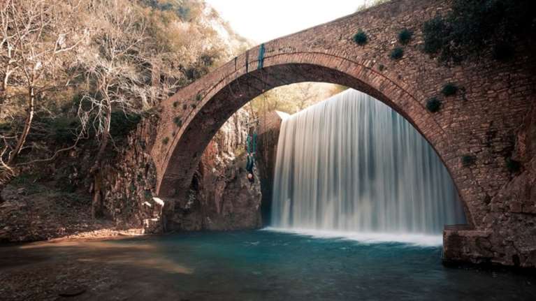 Απίστευτα ακροβατικά  στον καταρράκτη της Παλαιοκαρυάς