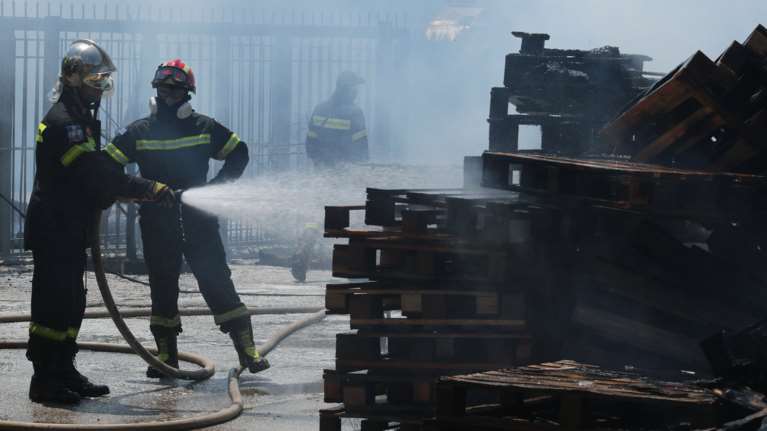 Σέρρες: Υπό έλεγχο η φωτιά στο εργοστάσιο ζαχαροπλαστικής