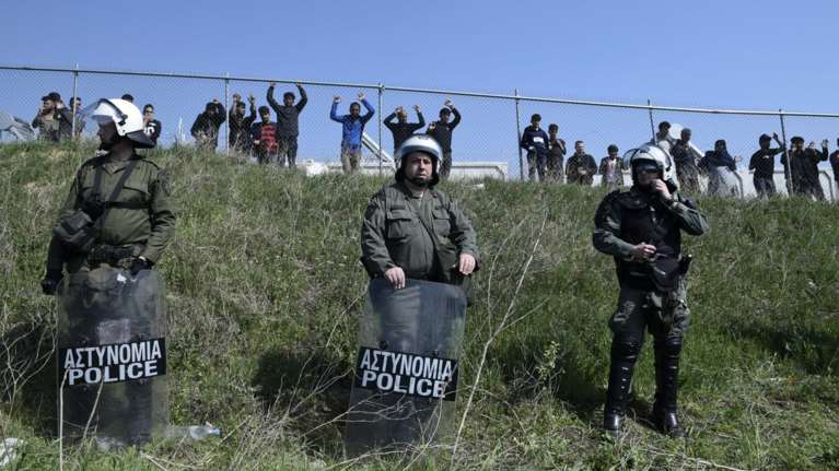 Μετανάστες κατασκήνωσαν στα Διαβατά-Θέλουν να πάνε στην Ειδομένη